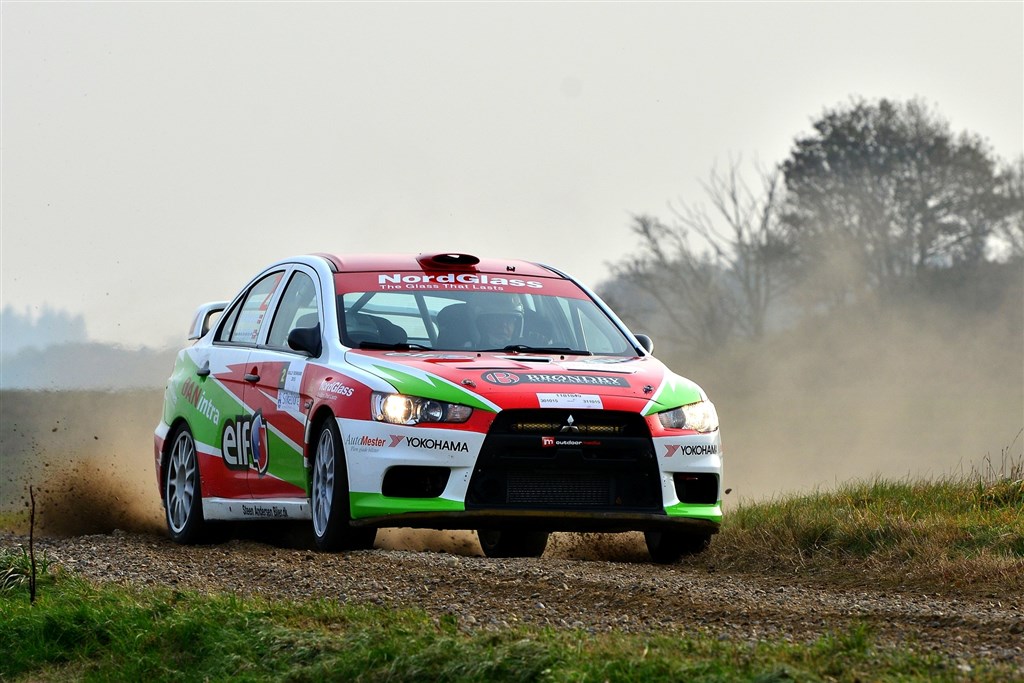 I løbet af lørdagens 10 hastighedsprøver kørte Steen Andersen og Iben Louring deres Mitsubishi Lancer op gennem feltet, og på allersidste prøve lykkedes det dem at køre tredjepladsen hjem
(Foto: Michael Eisenberg)